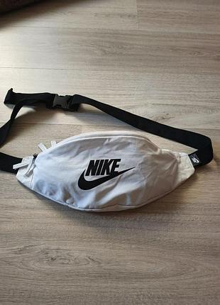 Белая банка nike