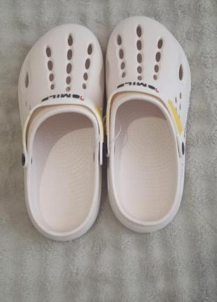 Crocs різних розмірів