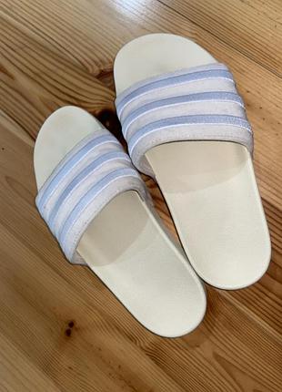 Тапочки від бренду adidas