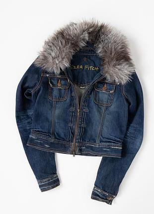 Стильна, жіноча, джинсова куртка abercrombie ezra fitch у вінтажному y2k стилі. виконана з синього деніму з приталеним кроєм та ефектом легкого