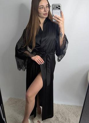 Чорний шовковий халат з мереживом