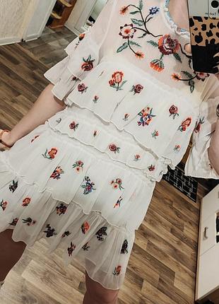 Платье вышиванка с рюшами от zara