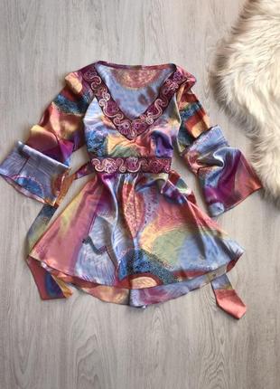 Красива блуза з рукавами кльош і паєтками