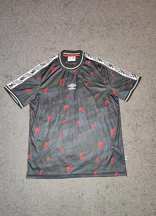 Стильная футболка umbro x carling