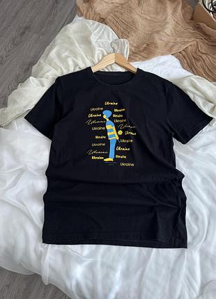 Чорна патріотична футболка