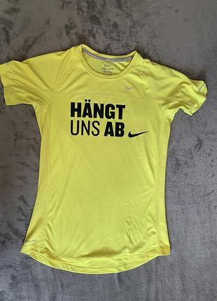 Жіноча спортивна футболка nike