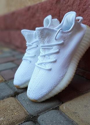 Ad1das yeezy boost 350 белые на бежевой