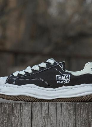 Mmy black white 10