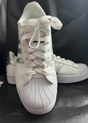 Жіночі кросівки adidas 37 р