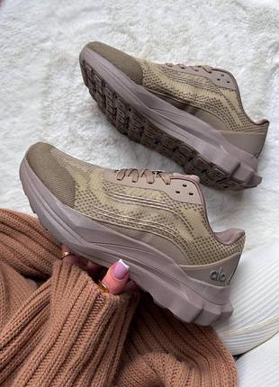 Кросівки жіночі alo yoga runner khaki