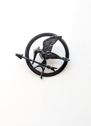 Голодные игры значок черная сойка пересмешница брошь the hunger games mockingjay black стрела металлическая птица сьюзен коллинз