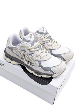 Жіночі кросівки asics gel nyc білі з бежевим та сірим