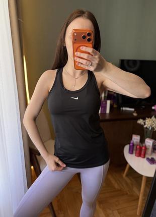 Чорна спортивна майка nike