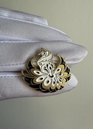 Пін значок металевий брошка лисиця «міфічний лебідь» — fantasy swan pin у чорно-білому стилі