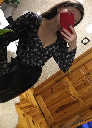 Шикарна блуза, з трендовий декольте і рукавами.