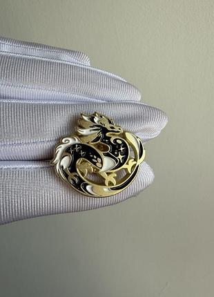 Пін значок металевий брошка  «місячний дракон» — fantasy dragon pin у чорно-золотому стилі