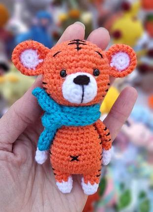 Тигренок яркая маленькая мягкая вязаная игрушка