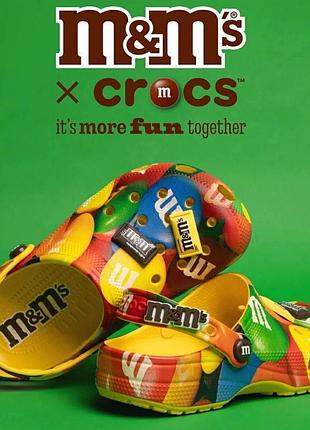 Клоги crocs x m&m’s classic clogs! eu 43-44 / us m10,w12