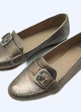 Лоферы бренда clarks выполнены из натуральной кожи