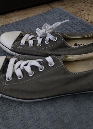 Кеды converse 37 p. очень стильные низкая походка. серо-зеленого цвета. в красивом состоянии