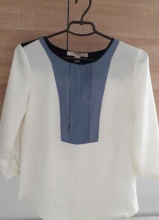 Forever21
34/xs/42   155/84а

женская белая блуза с синей вставкой на груди, и черной вставкой на спине
рукав 3/4 на гудзиках
очень хорошее состояние