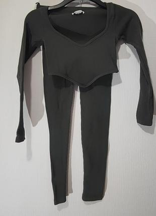 Zara костюм легінси лосини та топ із рукавами
колір темно-сірий розмір xs-s ідеальний стан