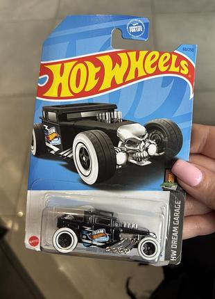 Машинка hot wheels