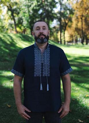 Вишиванка чоловіча з темно-синього льону на короткий рукав