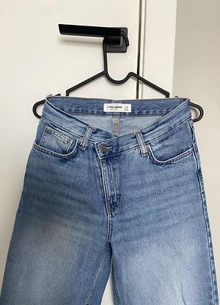 Блакитні жіночі джинси з акцентним поясом pull&bear