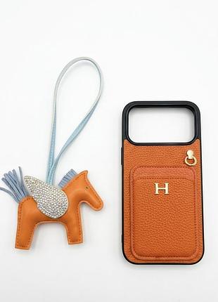 Стильний набір у стилі hermes: чохол на iphone з гаманцем та брелок-пегас із кристала 17 pro max