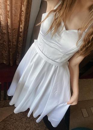 Біла атласна сукня