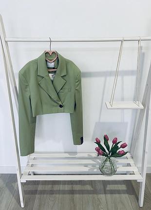 Жіночий вкорочений жакет бренду  bershka розмір s | оливковий