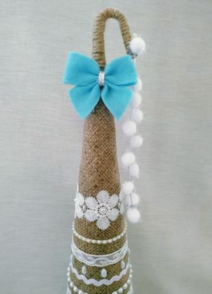 Новогодняя декоративная елочка в сапожках интерьерная елочка из мешковины3 фото
