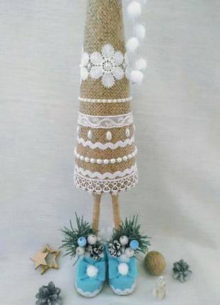 Новогодняя декоративная елочка в сапожках интерьерная елочка из мешковины4 фото