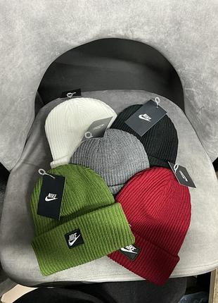 Nike зелений