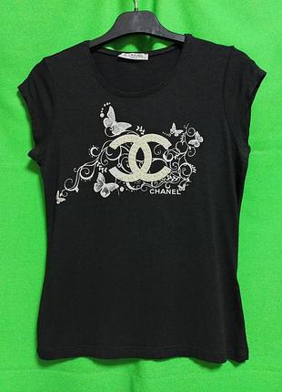 Футболка с белым принтом chanel