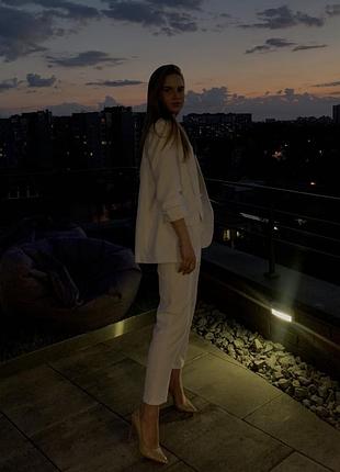 Білий брючний костюм
