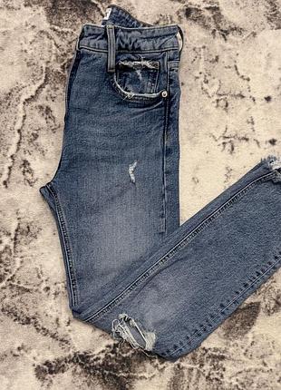 Модні рвані mom fit світло блакитні джинси від zara