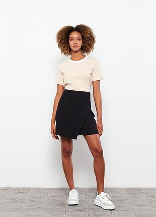 Новая черная трикотажная юбка h&m с запахом и приталенным кроем