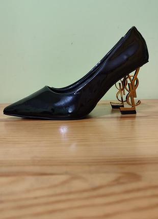 Женские черные туфли под ysl opyum pumps на фигурном золотом каблуке