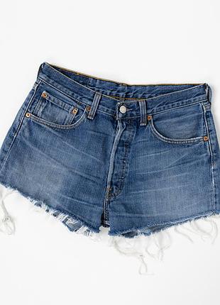 Жіночі, джинсові шорти levis 501 у класичному, синьому кольорі. культова модель із button fly застібкою та необробленим frayed hem краєм у стильному
