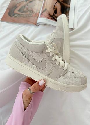 Женские кроссовки jordan low