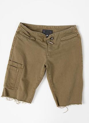 Вінтажні, жіночі шорти versace jeans couture коричневого кольору у casual/cargo стилі. модель має slim fit крій, декоративні необроблені краї