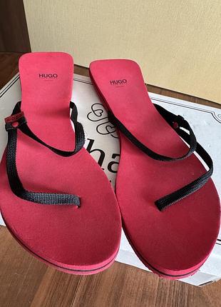 Шлёпанцы бренда hugo (или hugo boss).