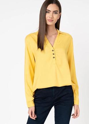 Блуза — esprit жовтого кольору з v-подібним вирізом та ґудзиками.