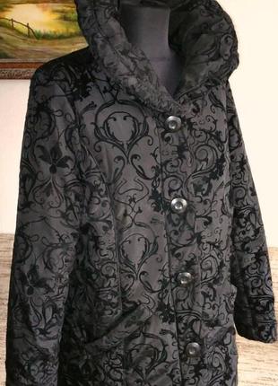 Роскошная курточка черная с велюровым узором1 фото