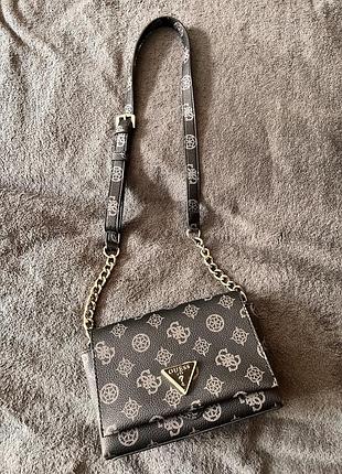 Сумка guess через плече. шкіряна, ремінець регулюється