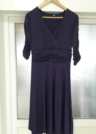 Изысканное женское платье
42/xl/50
в темно фиолетовом цвете, рукава3/4
идеальное состояние ( но не маэ бинок)