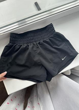 Жіночі шорти nike