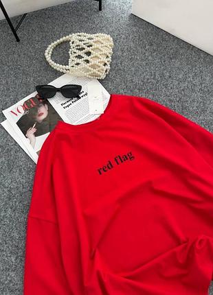Жіноча футболка з написом red flag